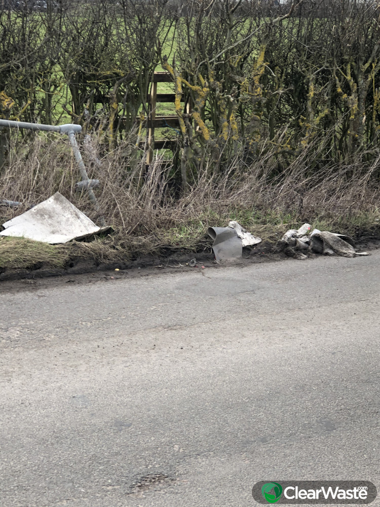 Flytipping in Shootersway, Berkhamsted ClearWaste